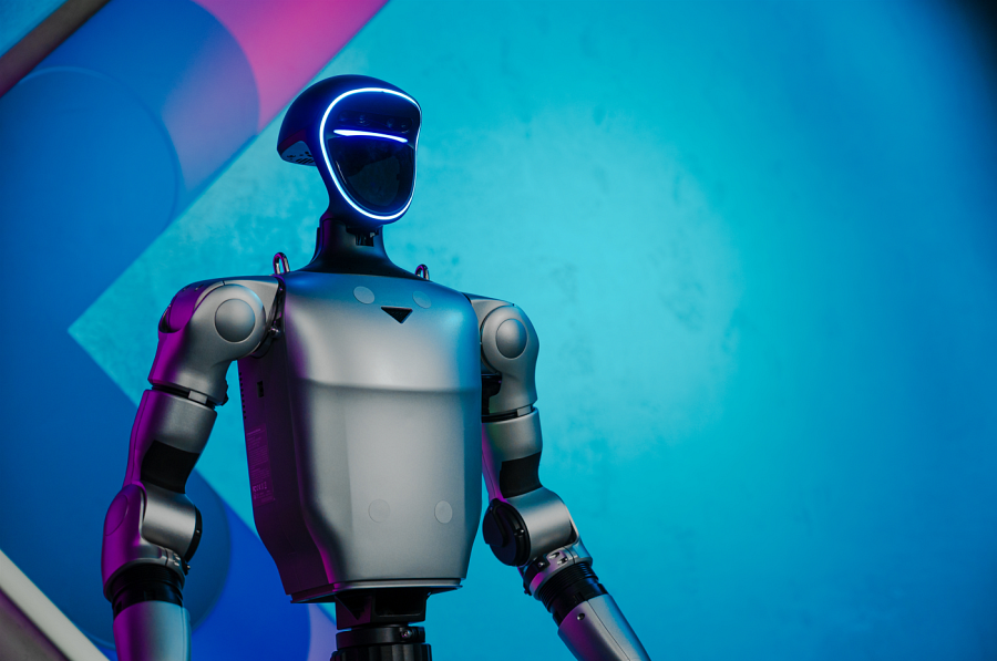 robot Unitree na tle logo x-kom